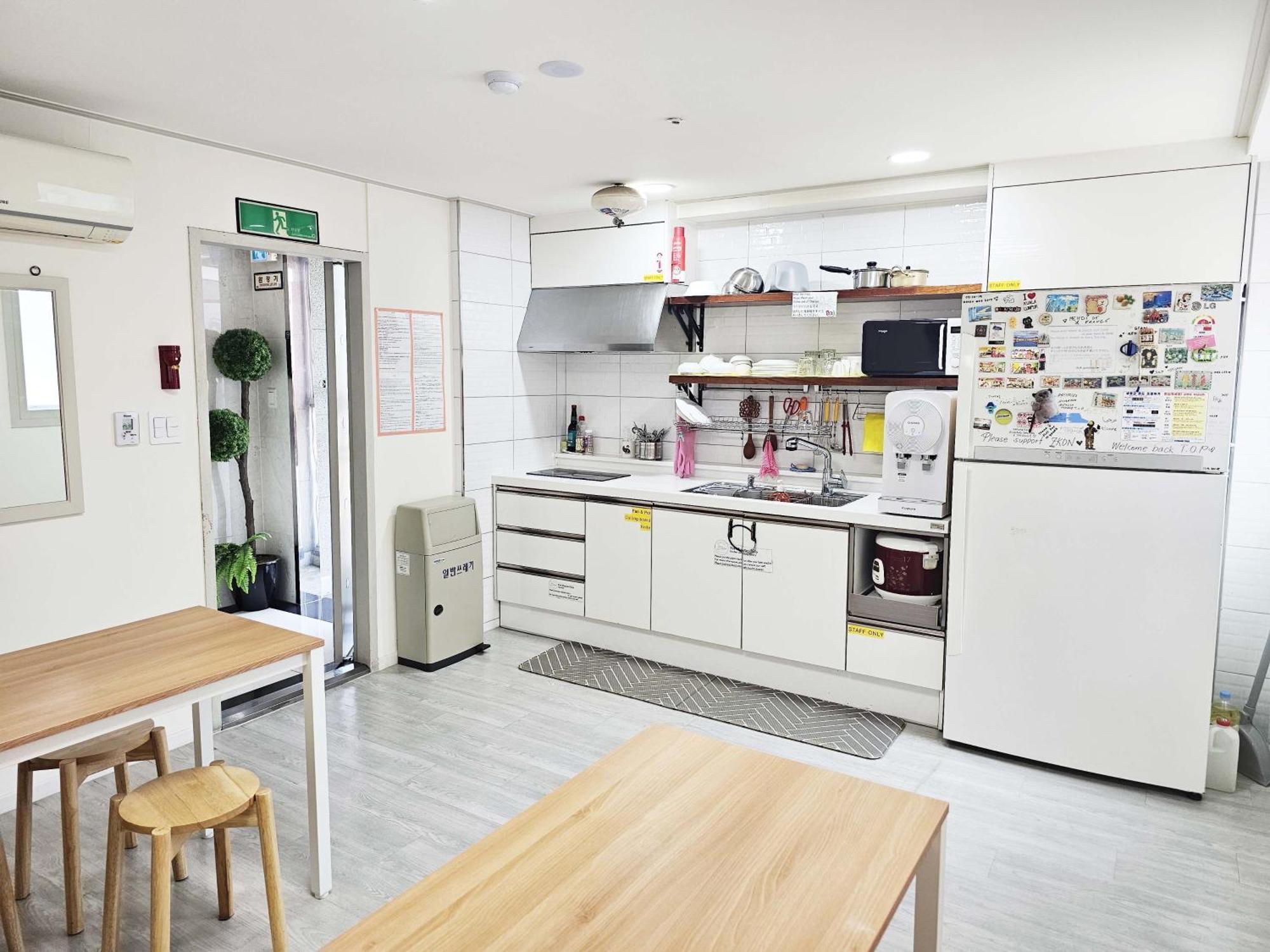 Boa Travel House Hostel Seoul Bagian luar foto