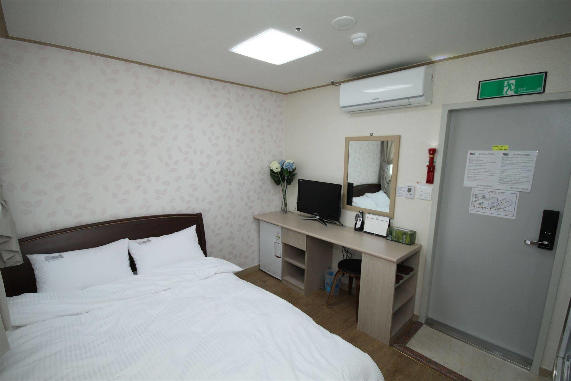 Boa Travel House Hostel Seoul Bagian luar foto